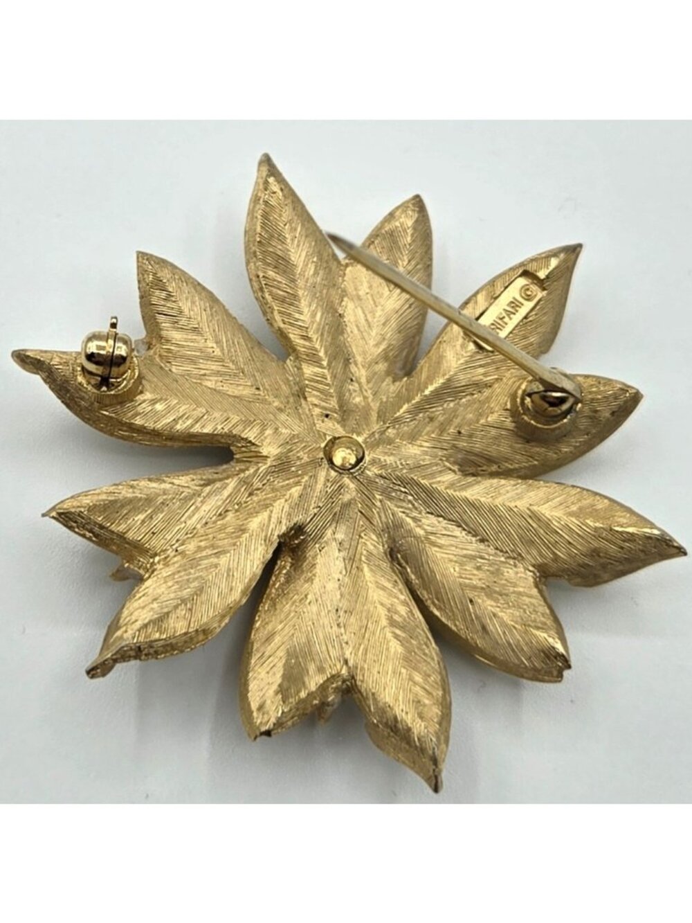 Signed Trifari White Enamel Flower Pin Brooch Gold Tone 22 grams - Picture 7 of 8